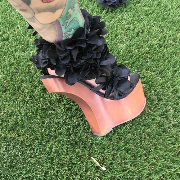 Never Been Worn Flowery High Heel Wedge no heel - Picture 2 of 5